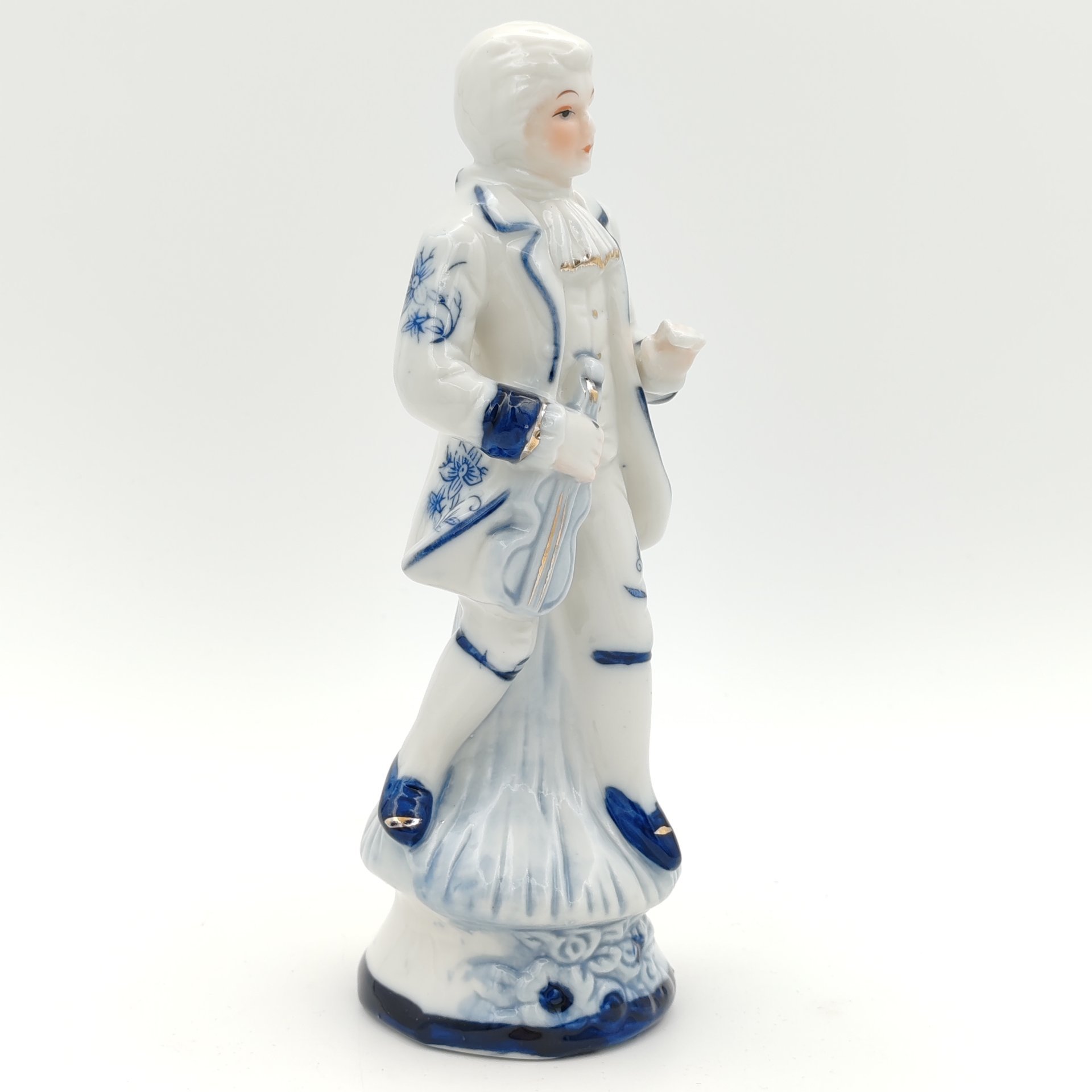 Статуэтка "Кавалер со скрипкой", фарфор, деколь, роспись, Европа, 1980-2000 гг.