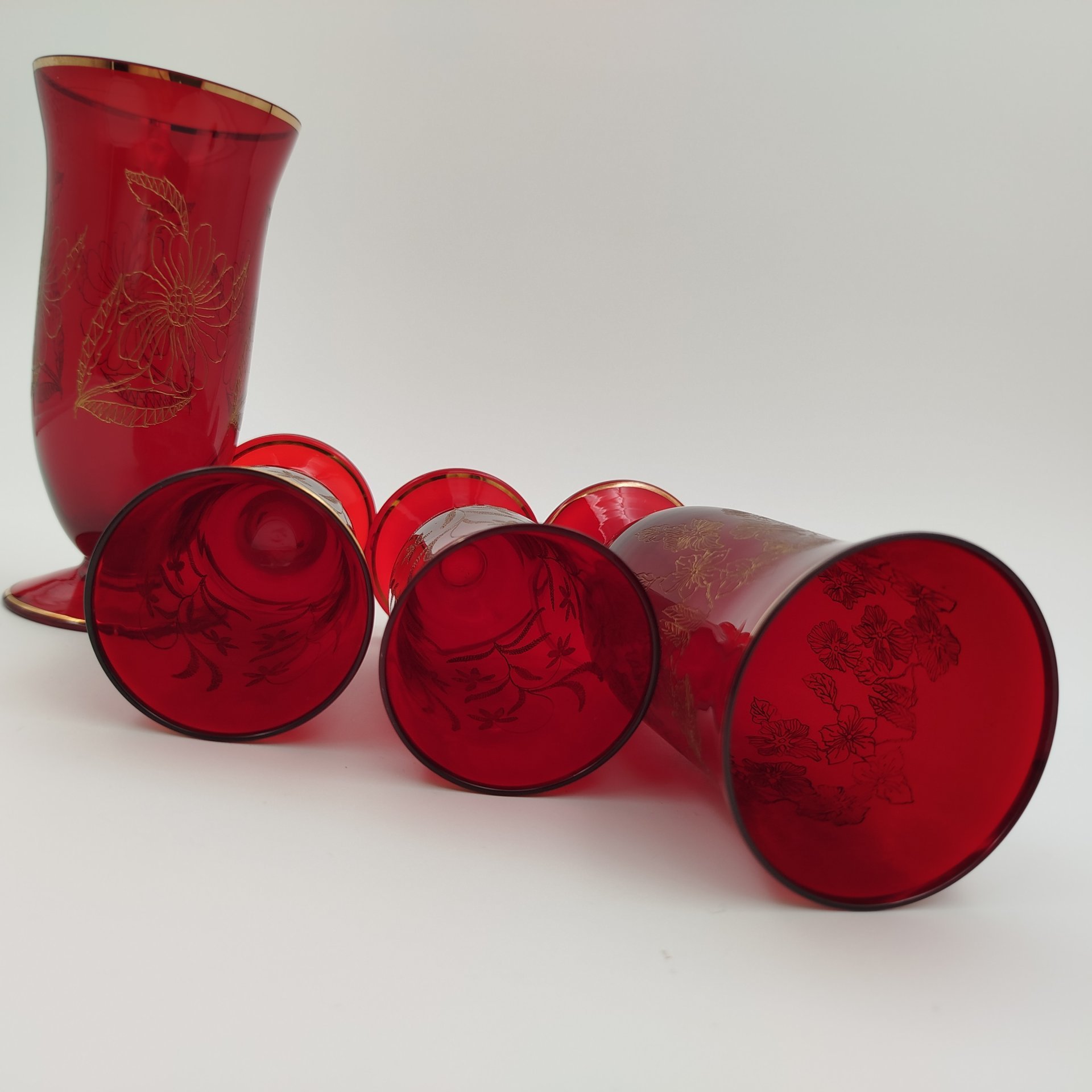 Набор бокалов разного размера,  цветочным декором, цветное стекло, гравировка, золочение