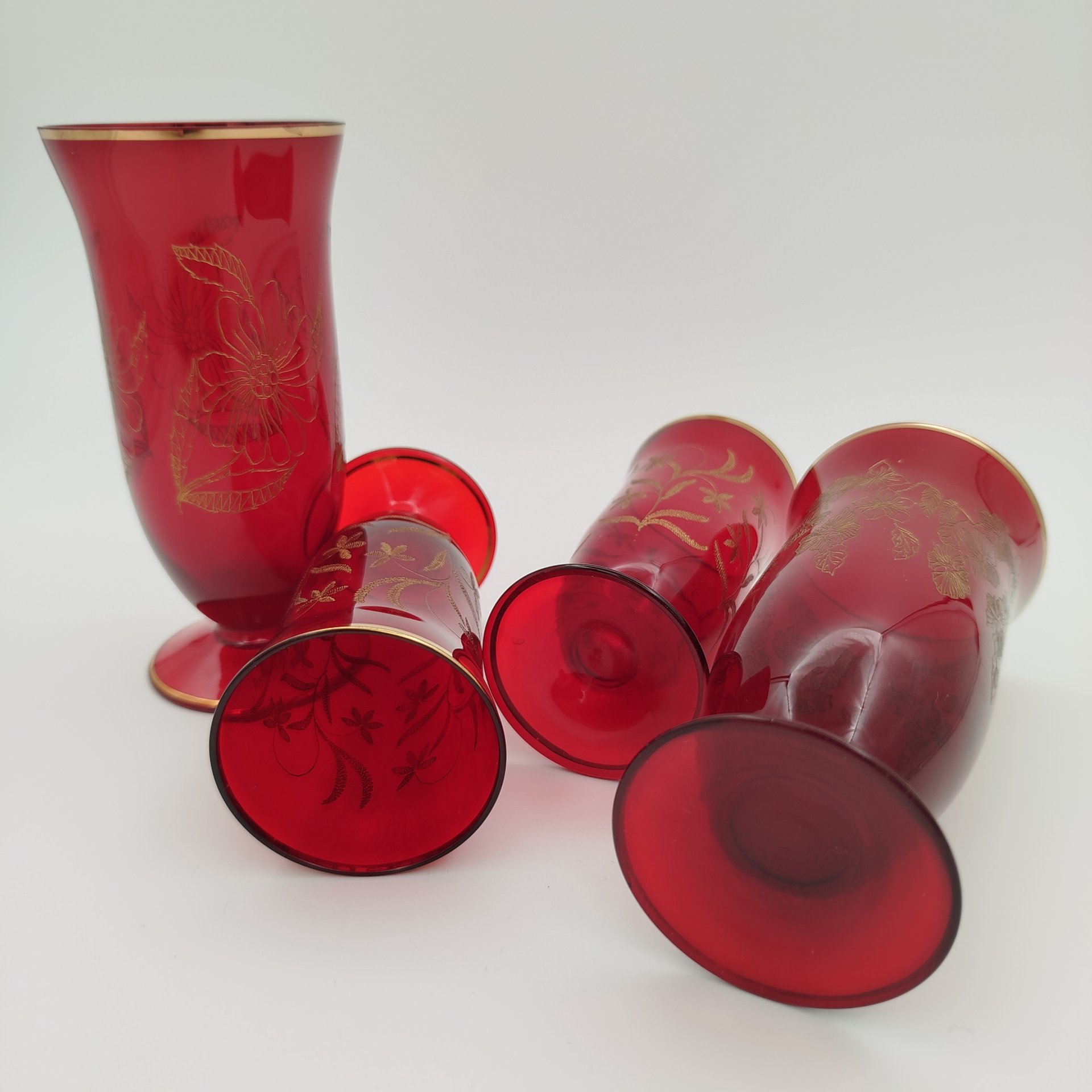 Набор бокалов разного размера,  цветочным декором, цветное стекло, гравировка, золочение