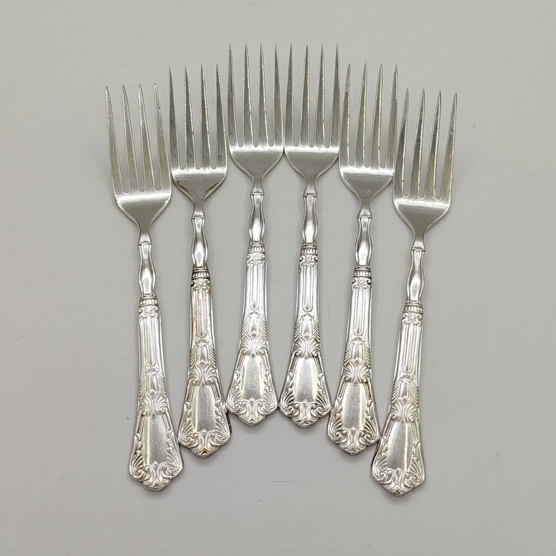 Набор из 6-ти десертных вилок, украшенных растительным декором