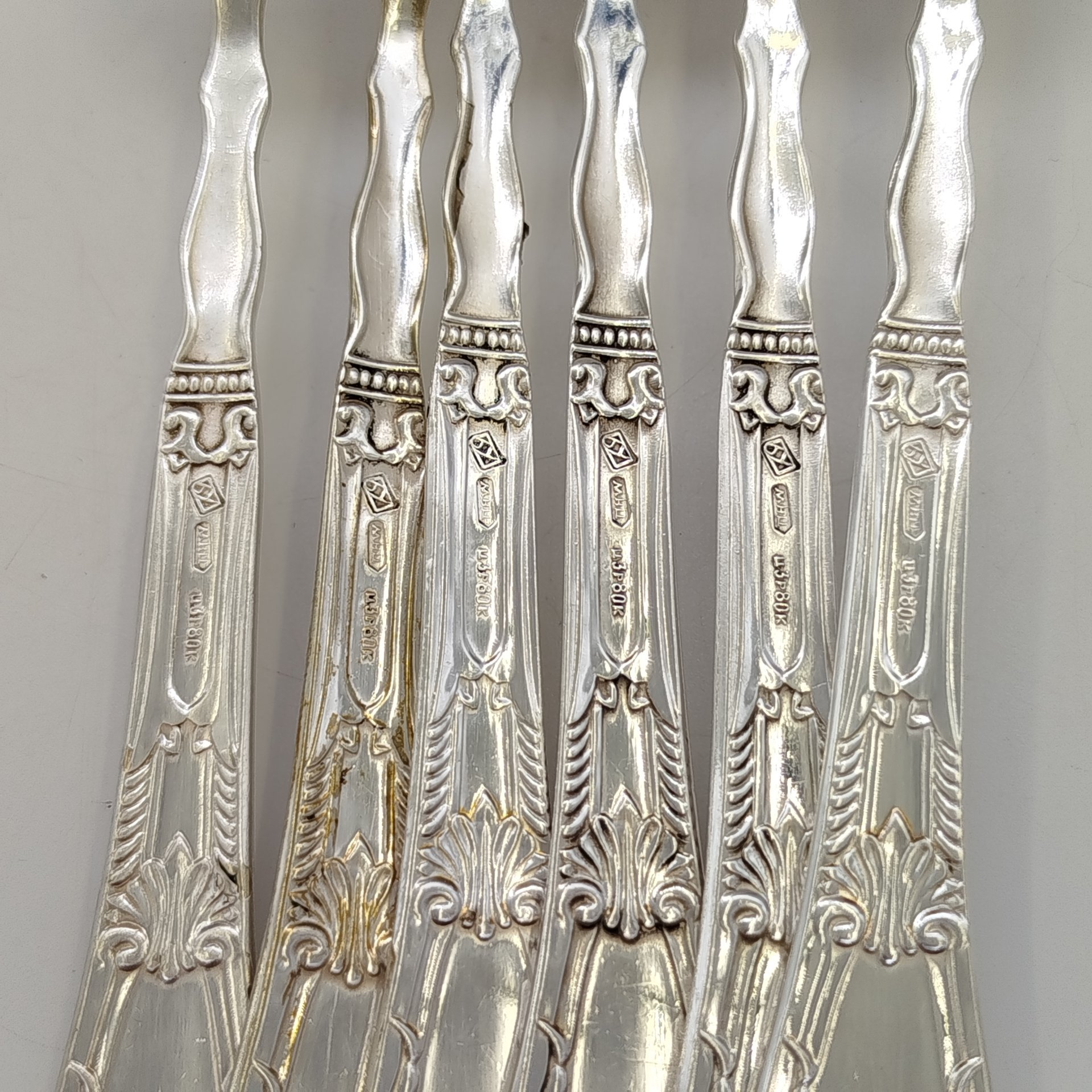 Набор из 6-ти десертных вилок, украшенных растительным декором