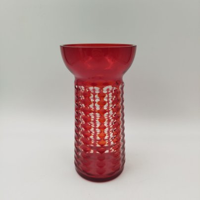 Ваза рубинового оттенка с миндалевидным декором