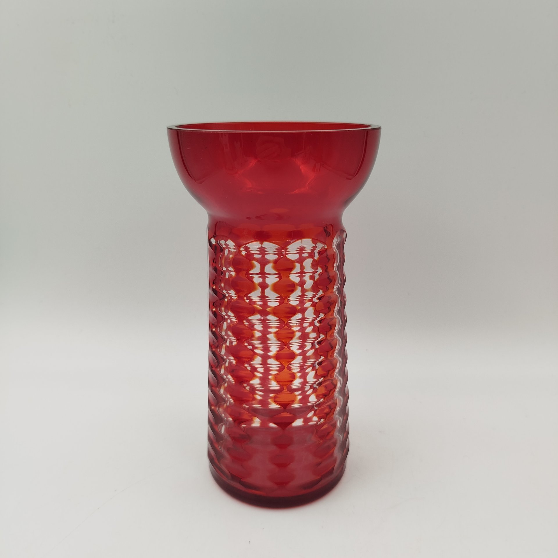 Ваза рубинового оттенка с миндалевидным декором