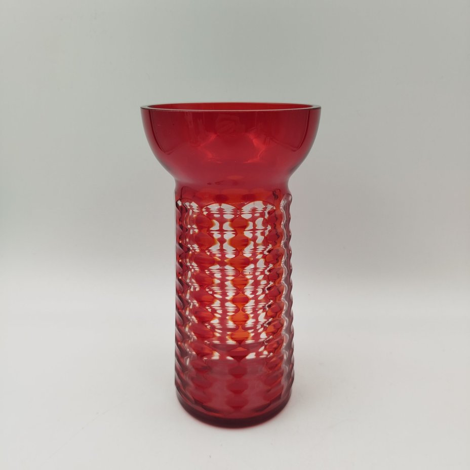 Ваза рубинового оттенка с миндалевидным декором