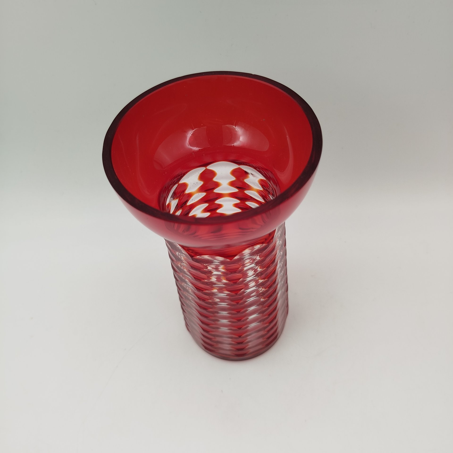 Ваза рубинового оттенка с миндалевидным декором