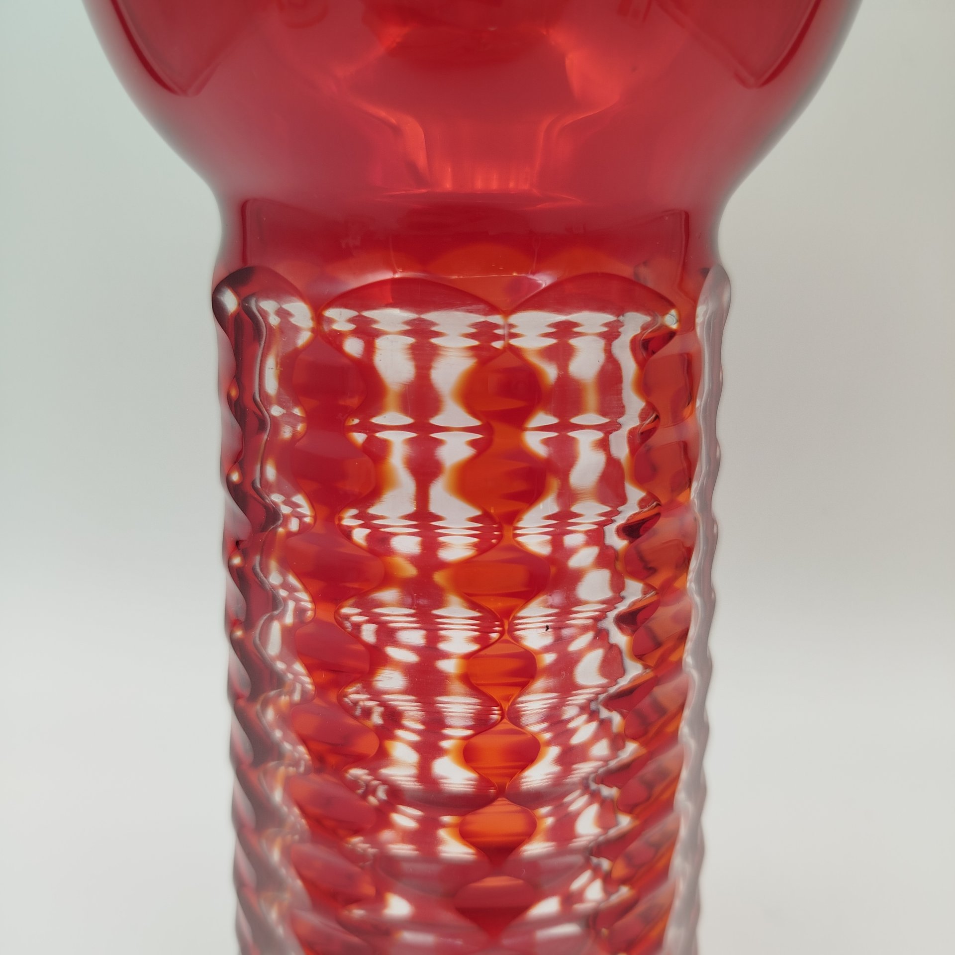 Ваза рубинового оттенка с миндалевидным декором