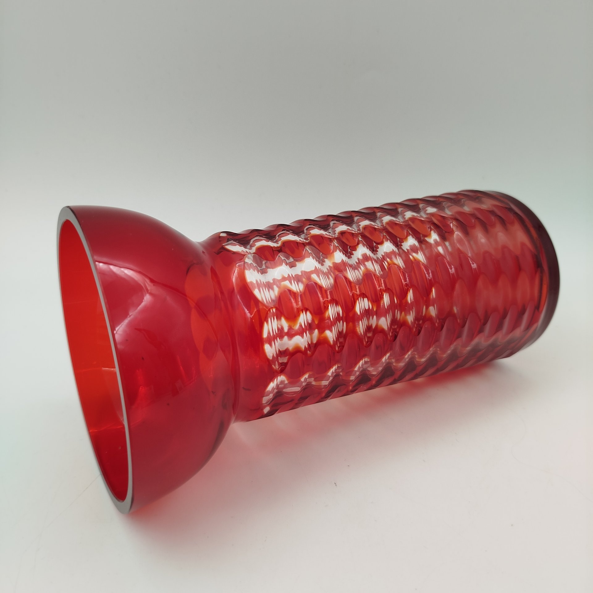 Ваза рубинового оттенка с миндалевидным декором