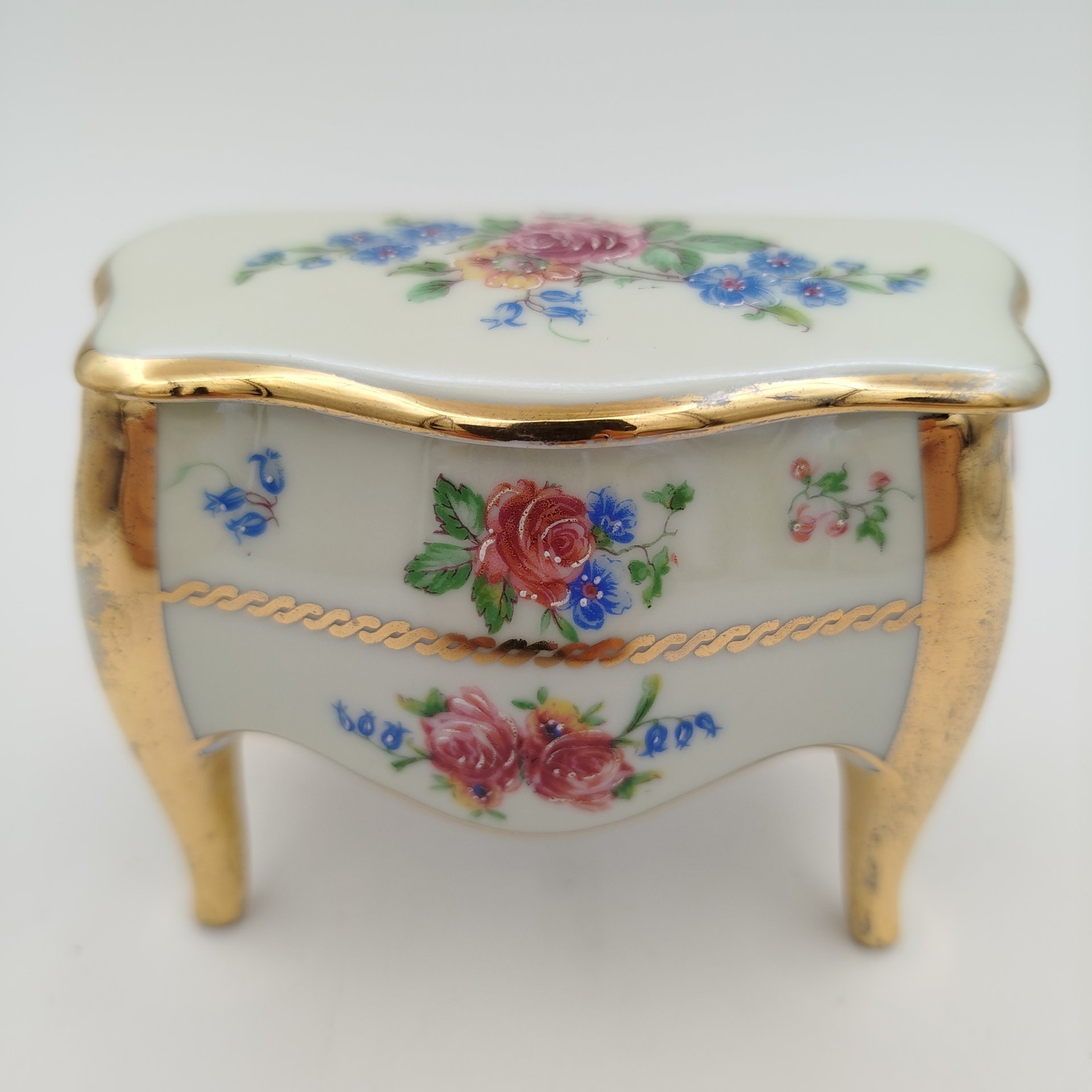 Шкатулка с крышкой в виде комода на высоких ножках, украшенная цветочным декором, Porcelaine Artistique F.M. Limoges France (Label de Qualité), Limoges