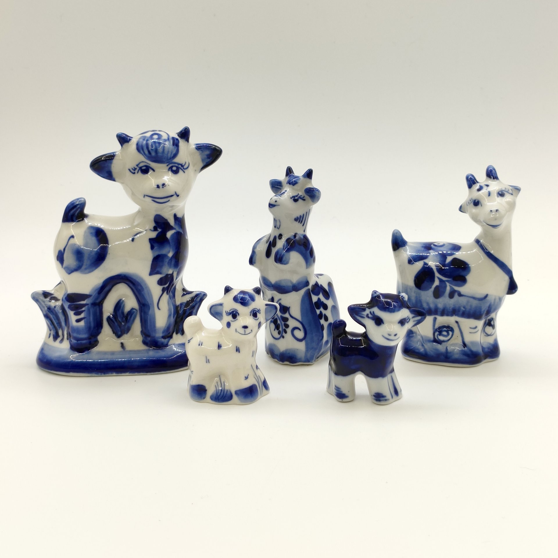 Набор из пяти статуэток "Козы", Гжель, фарфор, роспись, Россия, 1990-2010 гг.