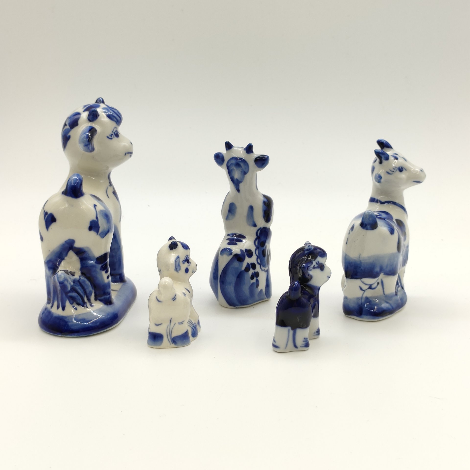 Набор из пяти статуэток "Козы", Гжель, фарфор, роспись, Россия, 1990-2010 гг.