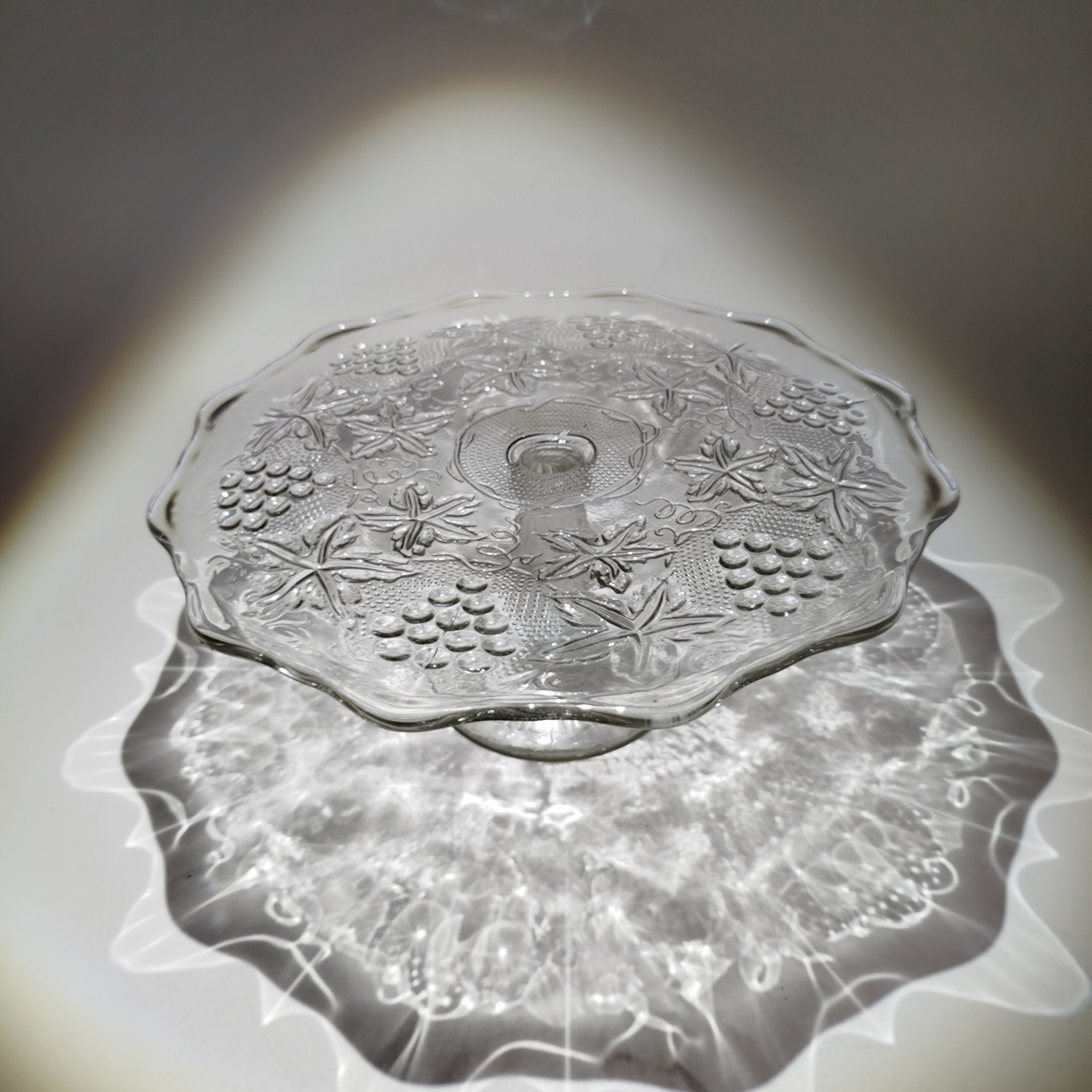 Ваза для сервировки (тортница) с декором в виде виноградной лозы, стекло, пресс, СССР, 1960-1980 гг.