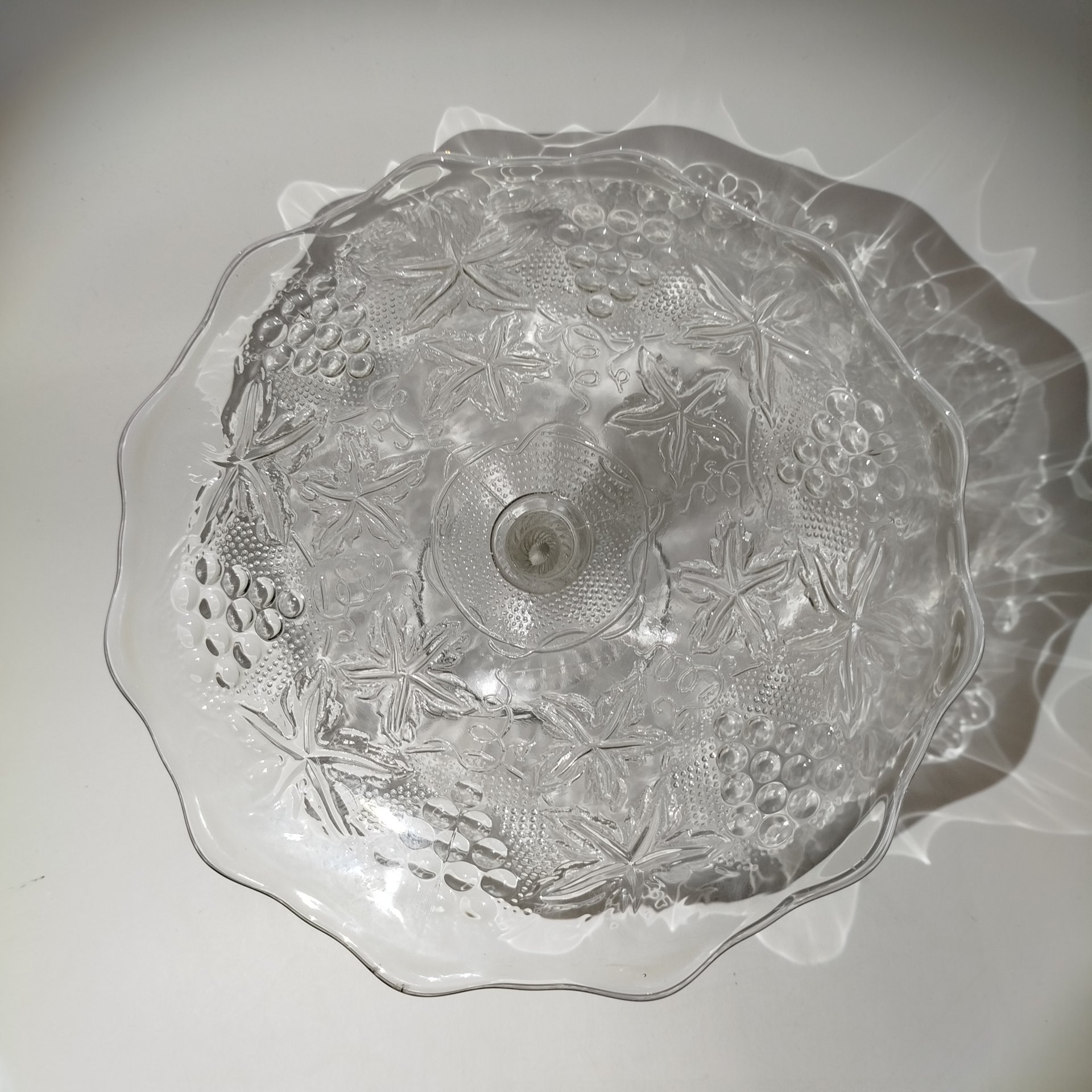 Ваза для сервировки (тортница) с декором в виде виноградной лозы, стекло, пресс, СССР, 1960-1980 гг.