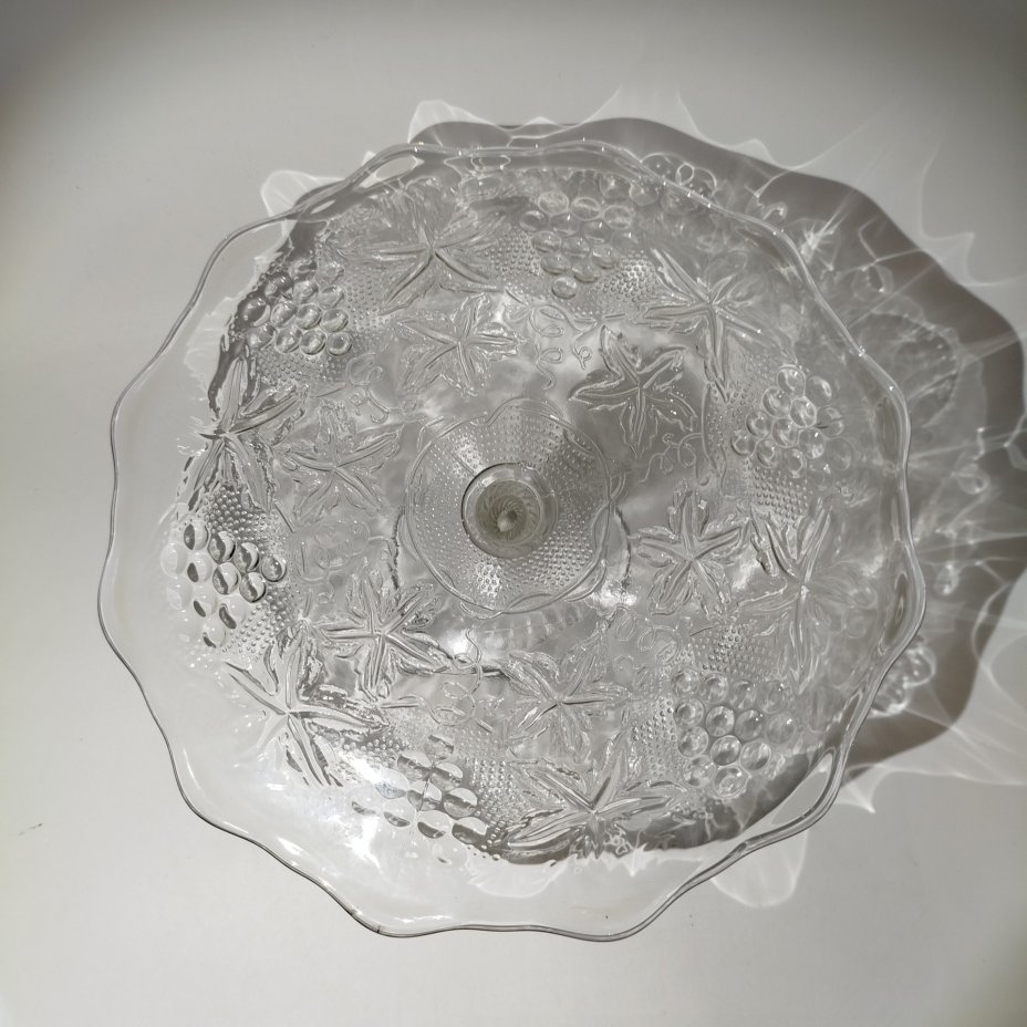 Ваза для сервировки (тортница) с декором в виде виноградной лозы