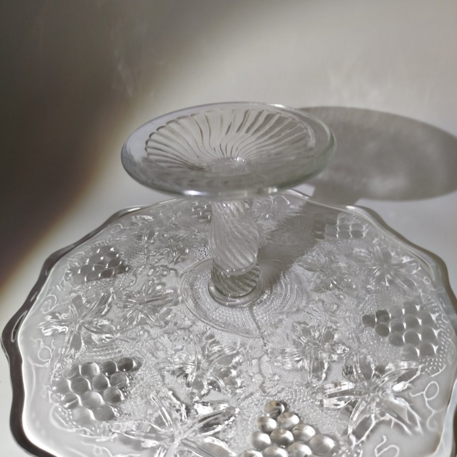 Ваза для сервировки (тортница) с декором в виде виноградной лозы