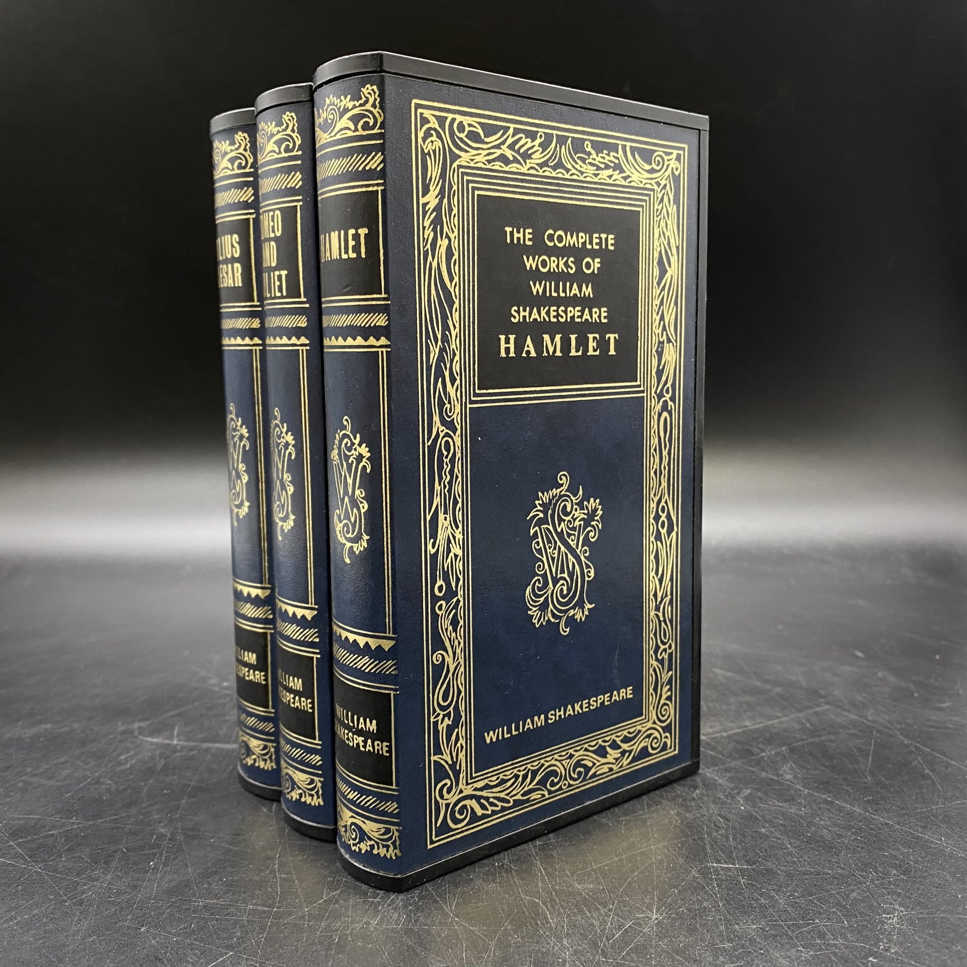Сигаретница в виде сборника книг Уильяма Шекспира (не работает)