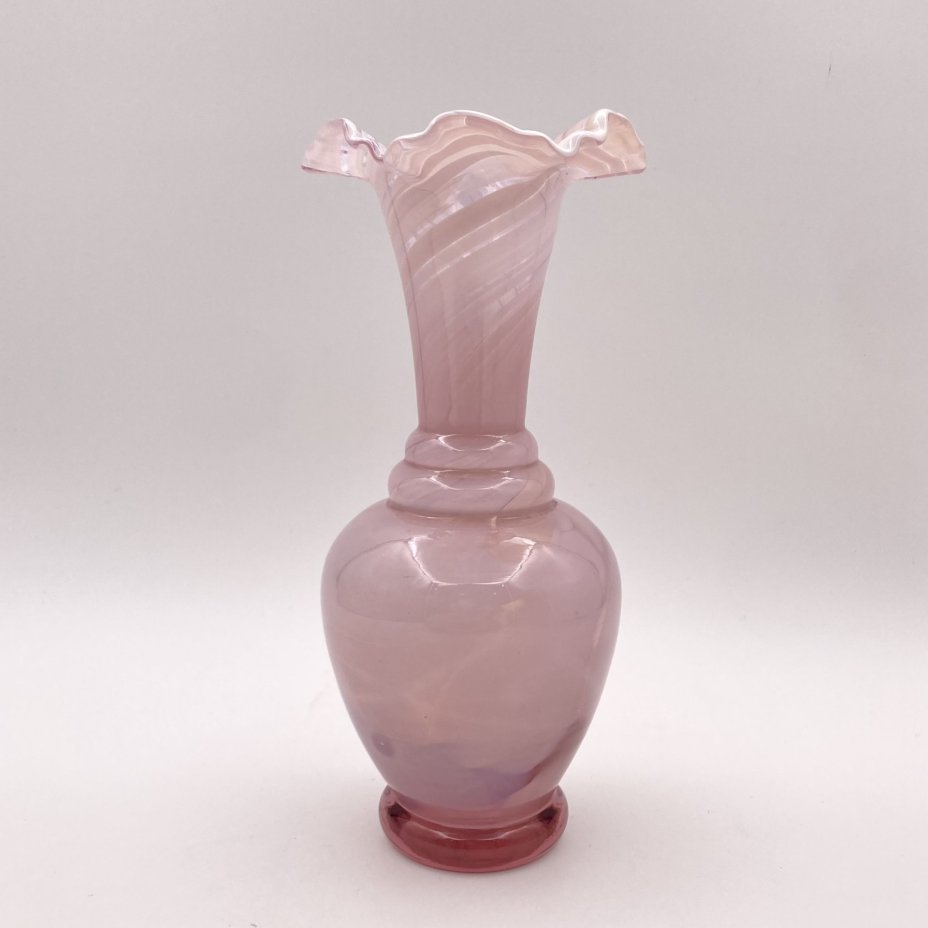 Ваза опалово-розового оттенка с волнистым краем, стекло, Чехословакия, 1970-1990 гг.