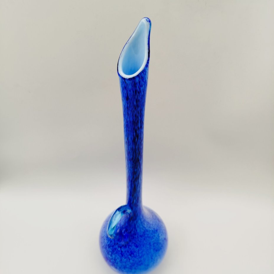 Кувшин с вытянутым горлышком, синего оттенка