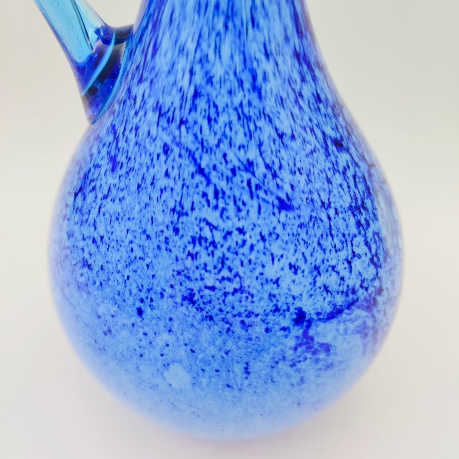 Кувшин с вытянутым горлышком, синего оттенка