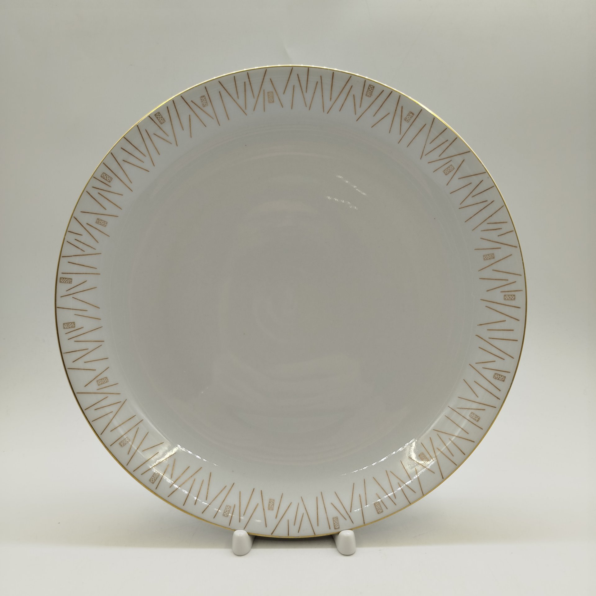 Блюдо сервировочное округлой формы с абстрактным декором на канте, фарфор, золочение, деколь, Volkstedt Beyer & Bock, ГДР, 1950-1980 гг.