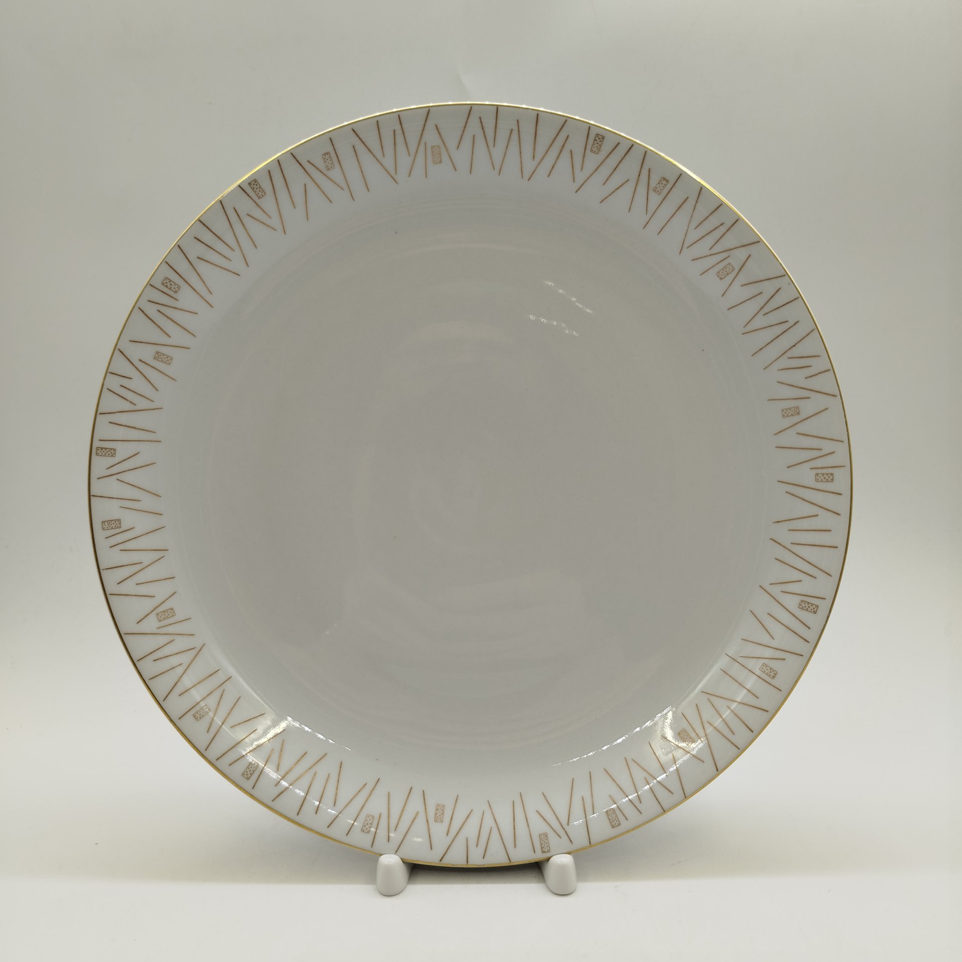 Блюдо сервировочное округлой формы с абстрактным декором на канте, фарфор, золочение, деколь, Volkstedt Beyer & Bock, ГДР, 1950-1980 гг.