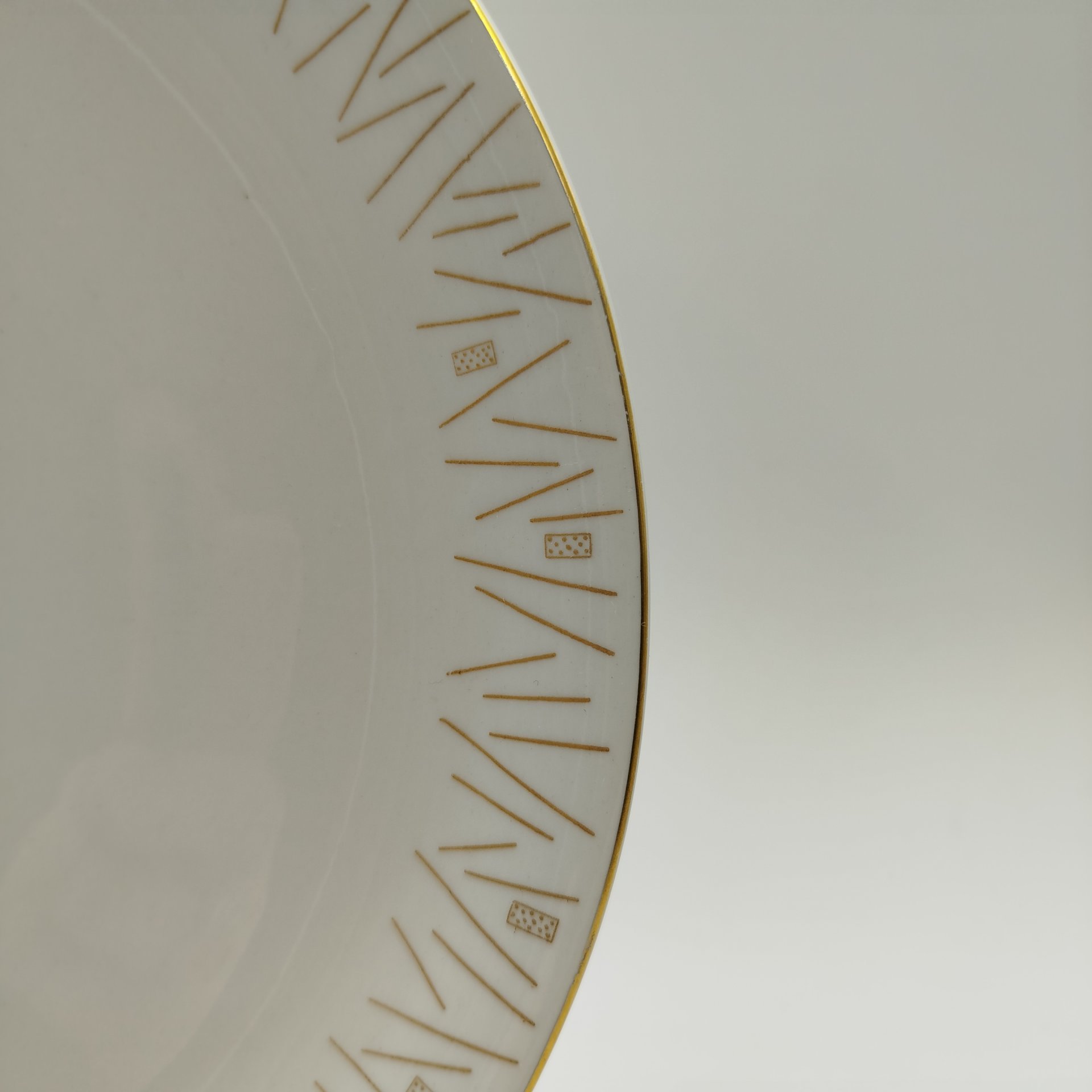 Блюдо сервировочное округлой формы с абстрактным декором на канте, фарфор, золочение, деколь, Volkstedt Beyer & Bock, ГДР, 1950-1980 гг.