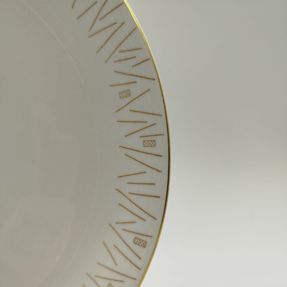 Блюдо сервировочное округлой формы с абстрактным декором на канте, фарфор, золочение, деколь, Volkstedt Beyer & Bock, ГДР, 1950-1980 гг.
