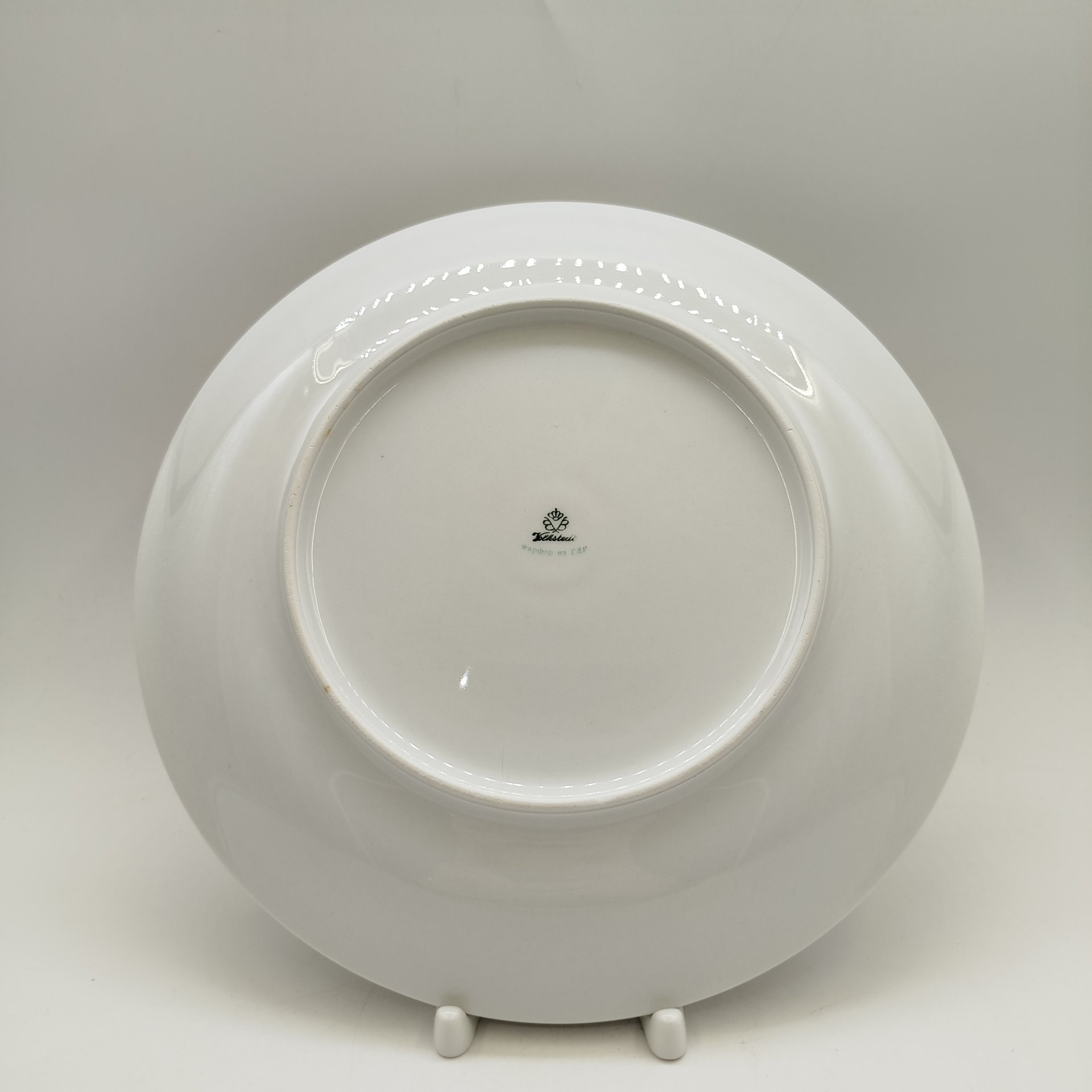 Блюдо сервировочное округлой формы с абстрактным декором на канте, фарфор, золочение, деколь, Volkstedt Beyer & Bock, ГДР, 1950-1980 гг.