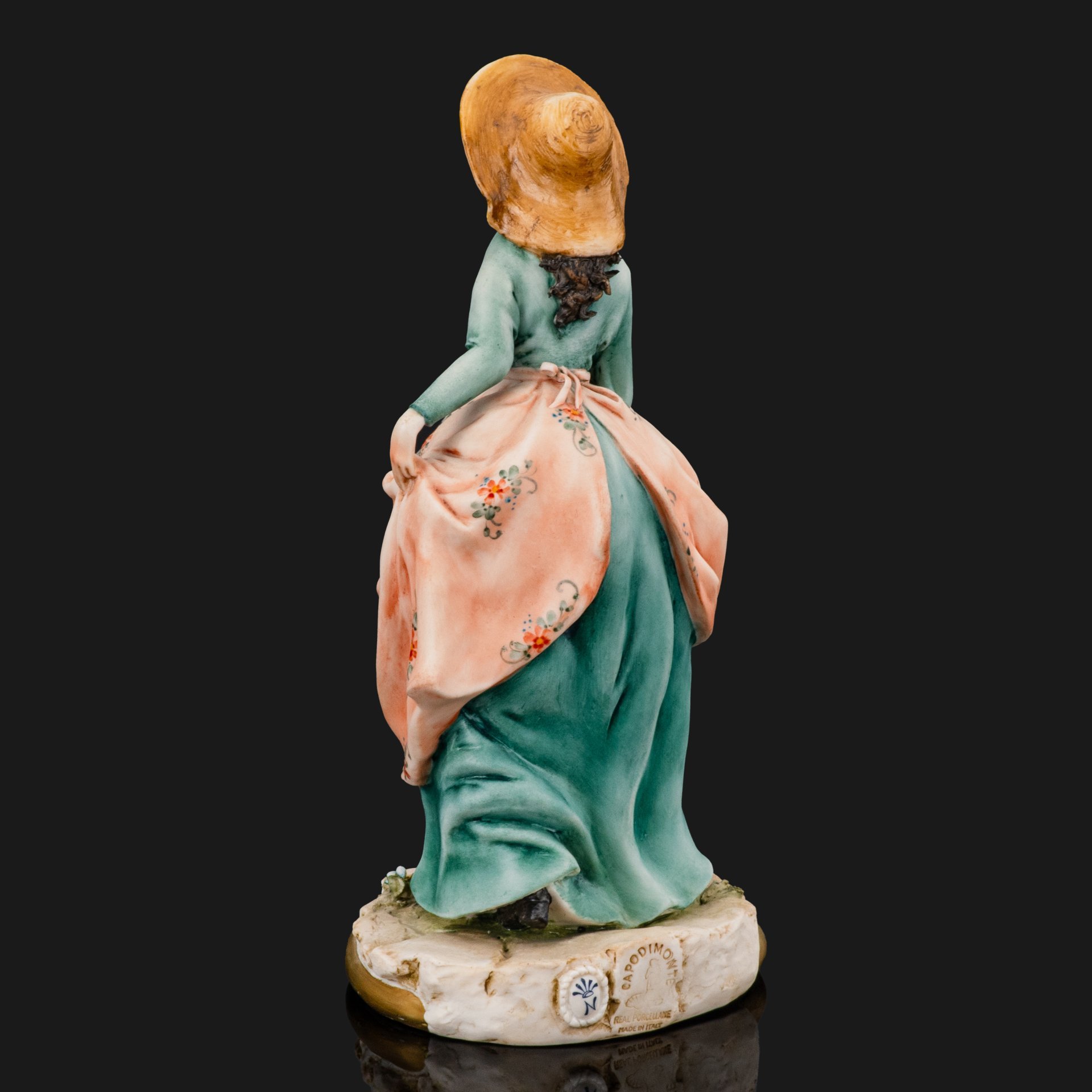 Статуэтка "Девушка с букетом цветов", автор модели Walter Scapinello, Venere Porcellane D Arte, фарфор, роспись