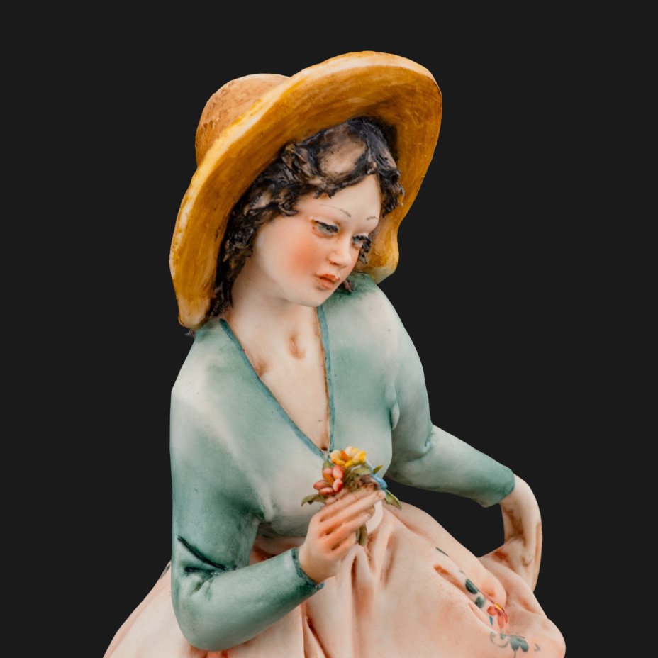 Статуэтка "Девушка с букетом цветов", автор модели Walter Scapinello, Venere Porcellane D Arte, фарфор, роспись