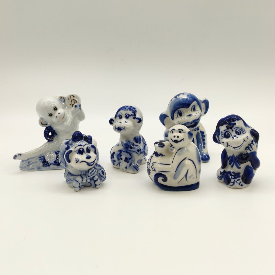 Набор из шести статуэток "Обезьяны", Гжель, фарфор, роспись, золочение, Россия, 1980-2010 гг.