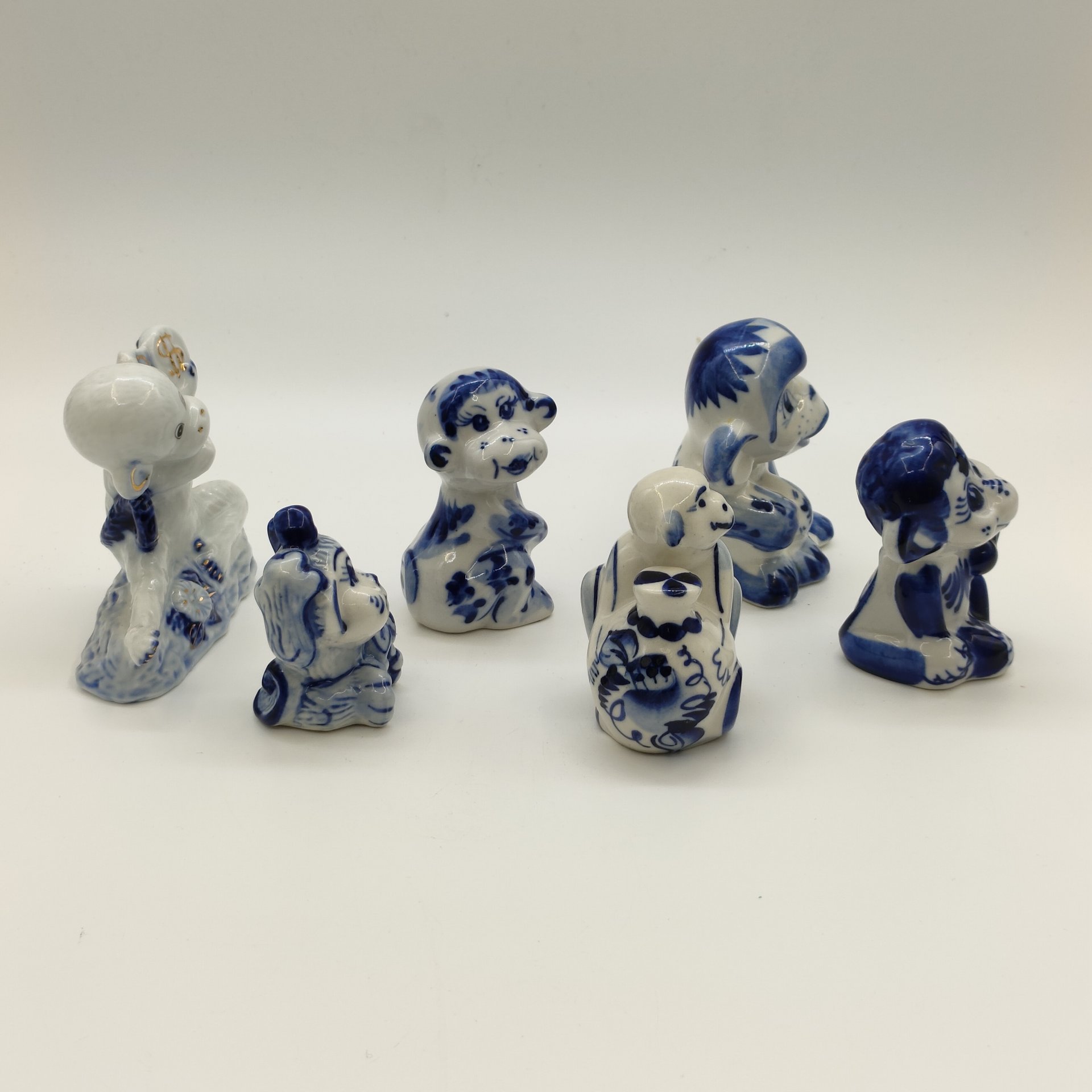 Набор из шести статуэток "Обезьяны", Гжель, фарфор, роспись, золочение, Россия, 1980-2010 гг.