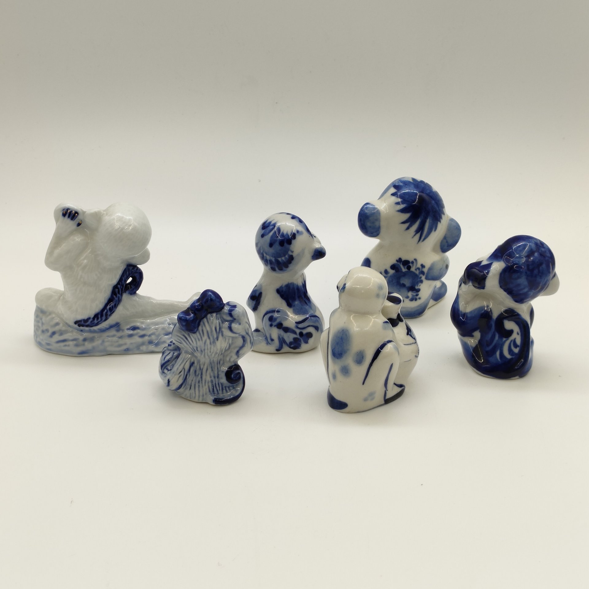 Набор из шести статуэток "Обезьяны", Гжель, фарфор, роспись, золочение, Россия, 1980-2010 гг.