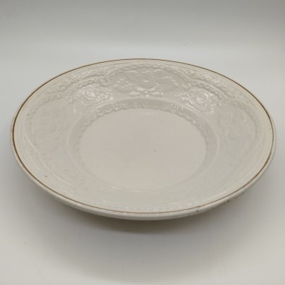Блюдо глубокое с рельефным цветочным декором, фаянс, золочение, Конаковский фаянсовый завод им. М.И. Калинина (ЗиК Конаково), СССР, 1974-1991 гг.