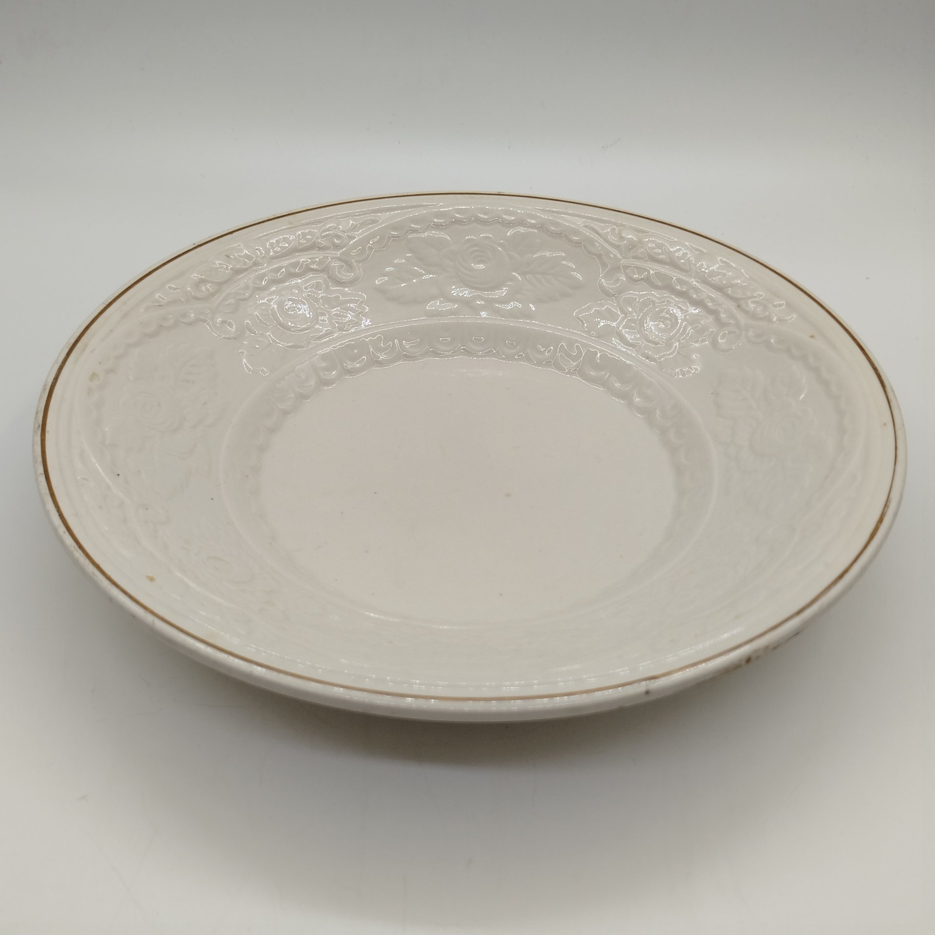 Блюдо глубокое с рельефным цветочным декором, фаянс, золочение, Конаковский фаянсовый завод им. М.И. Калинина (ЗиК Конаково), СССР, 1974-1991 гг.