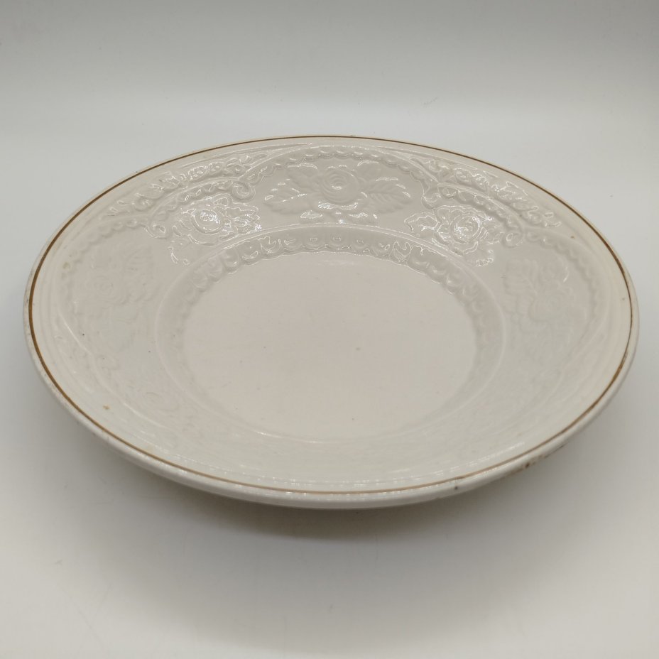 Блюдо глубокое с рельефным цветочным декором, фаянс, золочение, Конаковский фаянсовый завод им. М.И. Калинина (ЗиК Конаково), СССР, 1974-1991 гг.