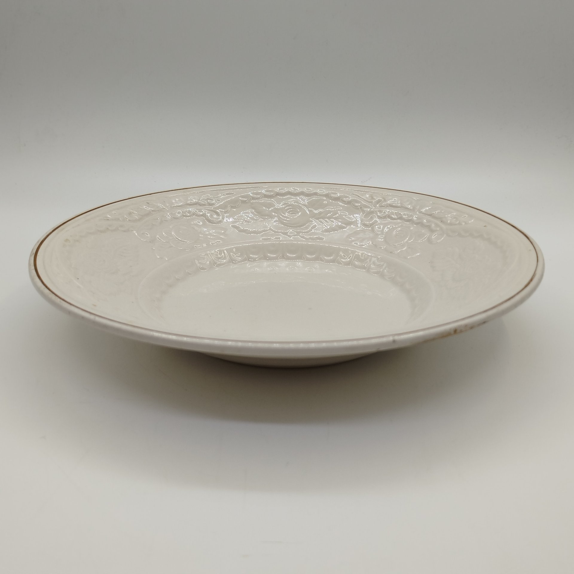 Блюдо глубокое с рельефным цветочным декором, фаянс, золочение, Конаковский фаянсовый завод им. М.И. Калинина (ЗиК Конаково), СССР, 1974-1991 гг.