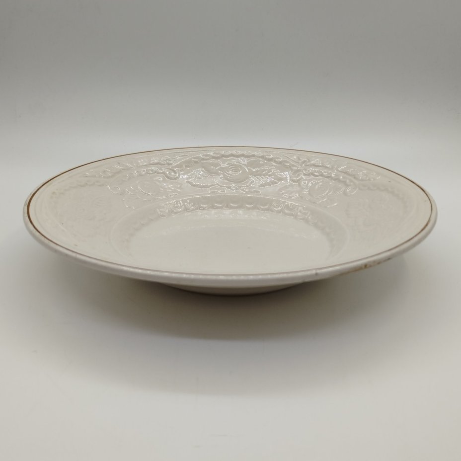 Блюдо глубокое с рельефным цветочным декором, фаянс, золочение, Конаковский фаянсовый завод им. М.И. Калинина (ЗиК Конаково), СССР, 1974-1991 гг.