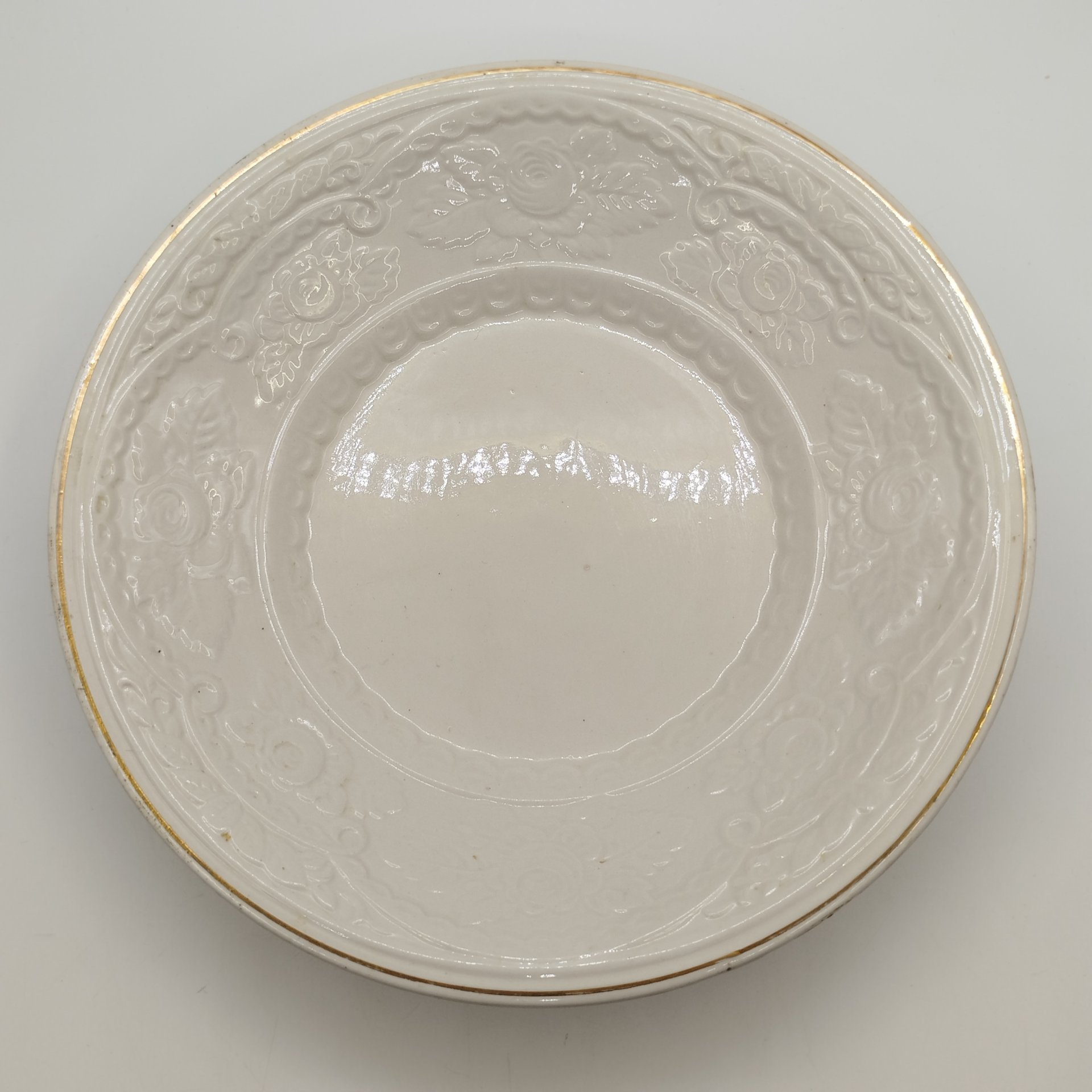 Блюдо глубокое с рельефным цветочным декором, фаянс, золочение, Конаковский фаянсовый завод им. М.И. Калинина (ЗиК Конаково), СССР, 1974-1991 гг.