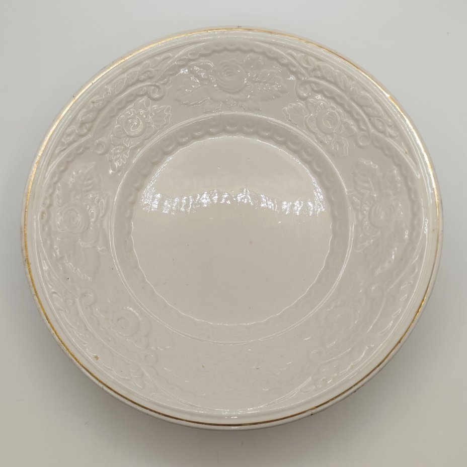 Блюдо глубокое с рельефным цветочным декором, фаянс, золочение, Конаковский фаянсовый завод им. М.И. Калинина (ЗиК Конаково), СССР, 1974-1991 гг.