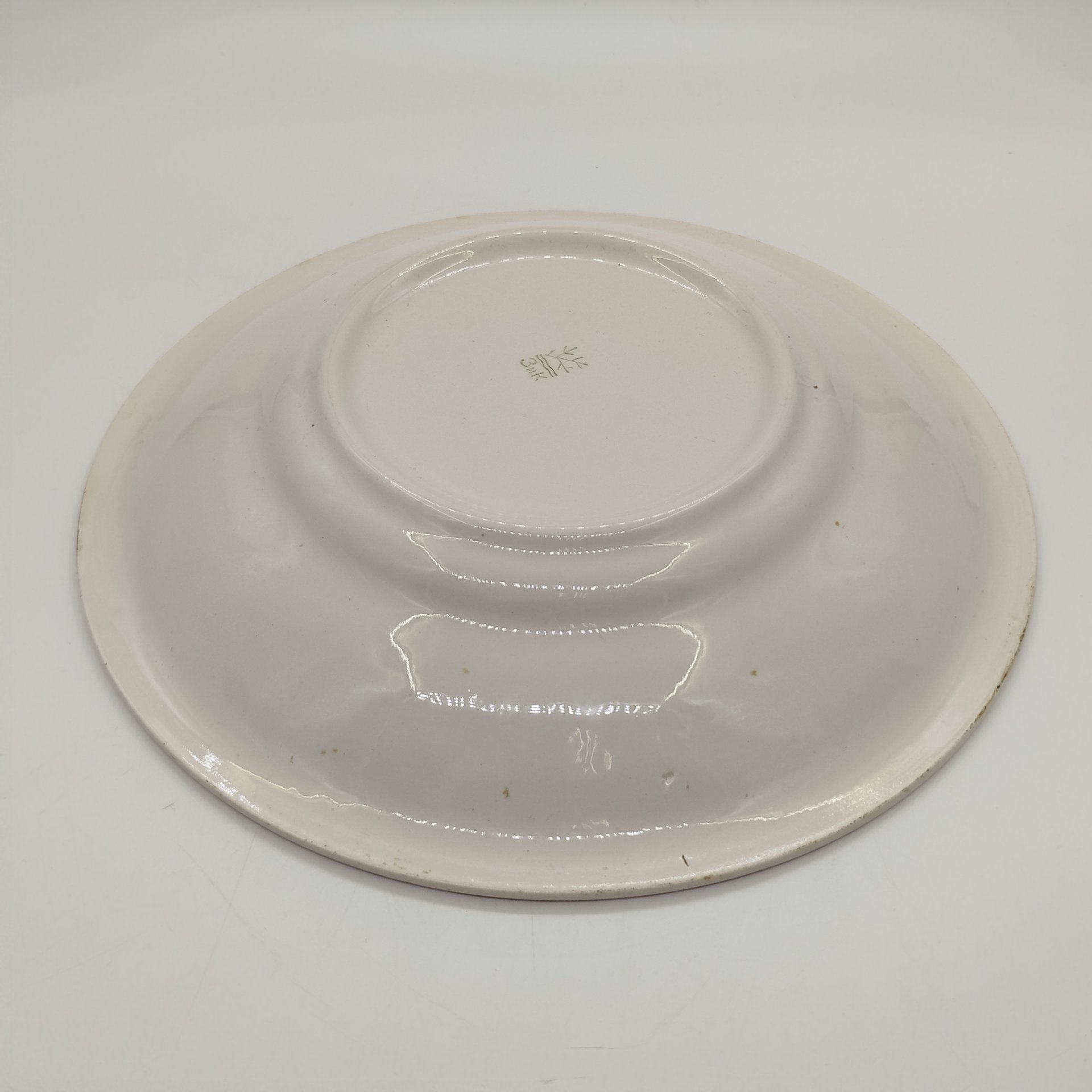 Блюдо глубокое с рельефным цветочным декором, фаянс, золочение, Конаковский фаянсовый завод им. М.И. Калинина (ЗиК Конаково), СССР, 1974-1991 гг.