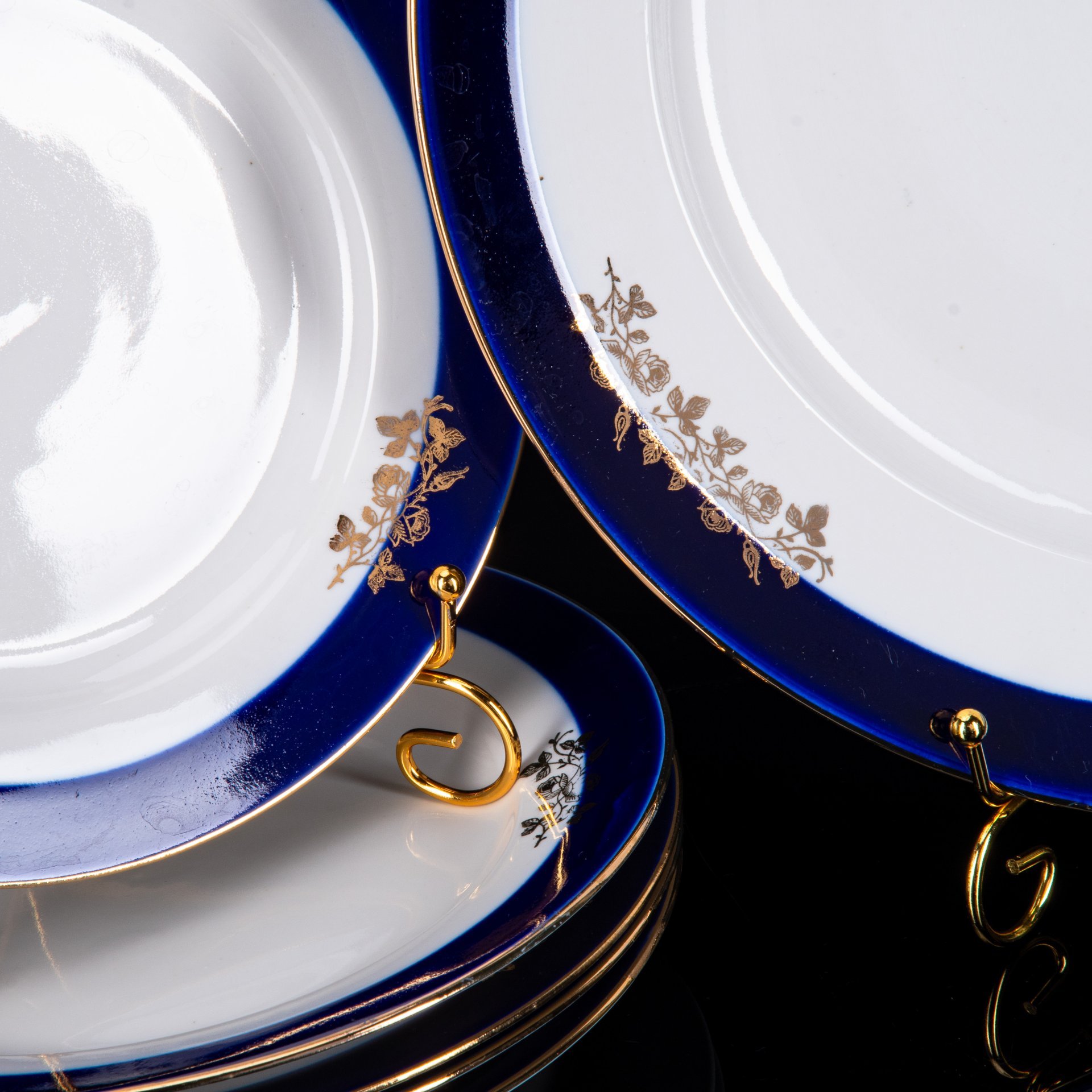 Набор обеденный на 5 персон, украшенный цветочным декором (5 тарелок и блюдо), фарфор, крытье, золочение, Дулевский фарфоровый завод (Дулёво), Дулевский фарфоровый завод (Дулёво)
