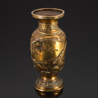 Ваза большая, украшенная растительным декором и фениксами в медальонах и на ручках, металл, эмали, техника клуазоне, Япония, 1920-1950 гг.