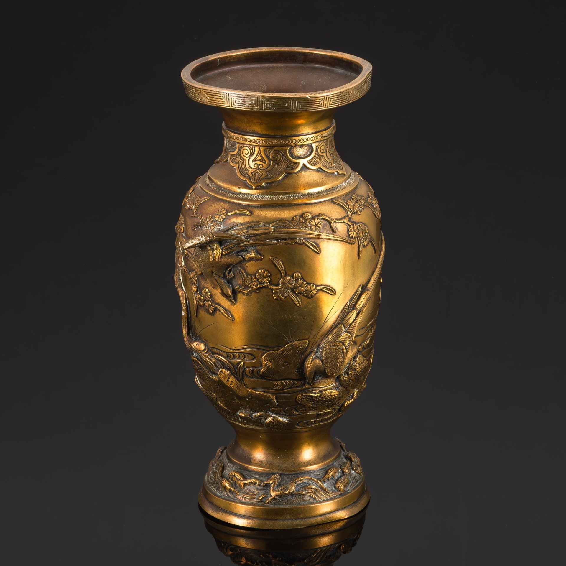 Ваза большая, украшенная растительным декором и фениксами в медальонах и на ручках, металл, эмали, техника клуазоне, Япония, 1920-1950 гг.