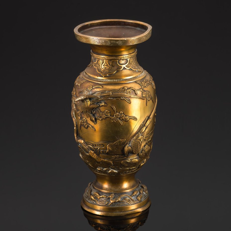 Ваза большая, украшенная растительным декором и фениксами в медальонах и на ручках, металл, эмали, техника клуазоне, Япония, 1920-1950 гг.