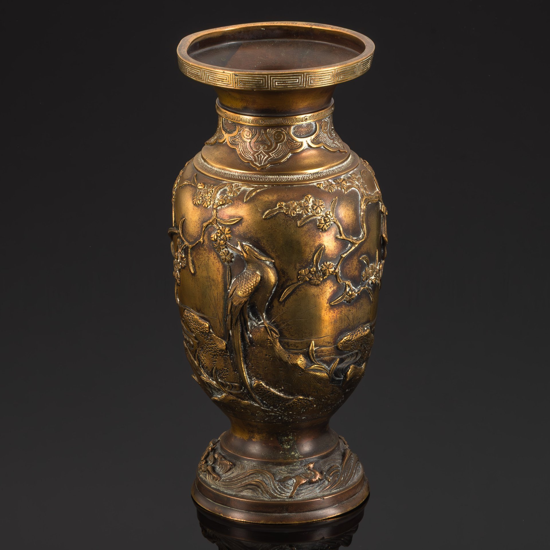 Ваза большая, украшенная растительным декором и фениксами в медальонах и на ручках, металл, эмали, техника клуазоне, Япония, 1920-1950 гг.