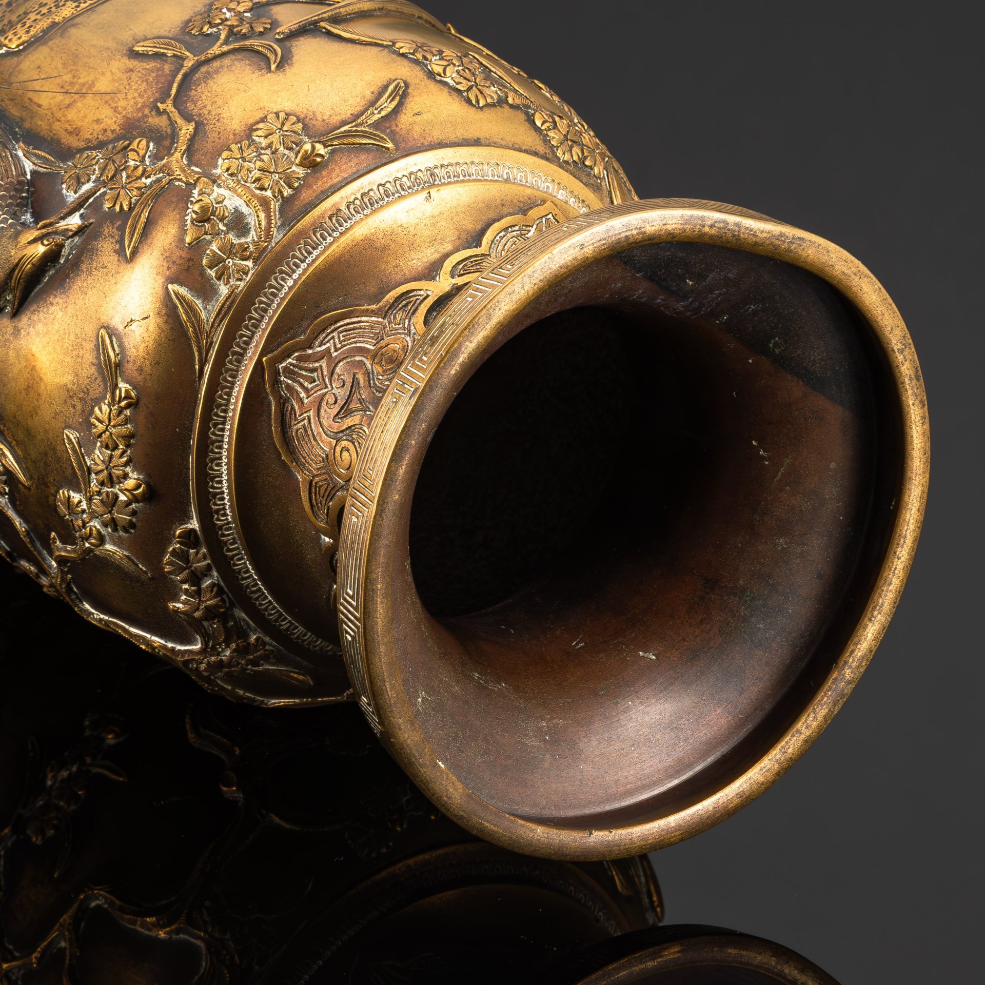 Ваза большая, украшенная растительным декором и фениксами в медальонах и на ручках, металл, эмали, техника клуазоне, Япония, 1920-1950 гг.