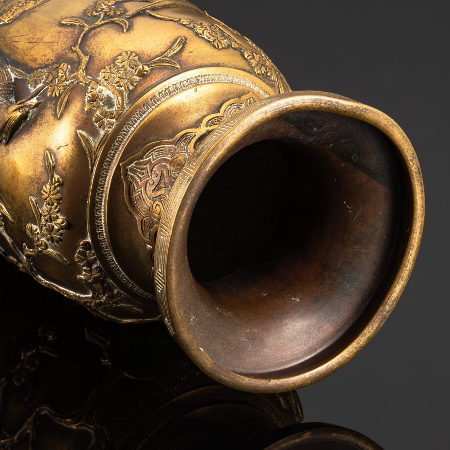 Ваза большая, украшенная растительным декором и фениксами в медальонах и на ручках