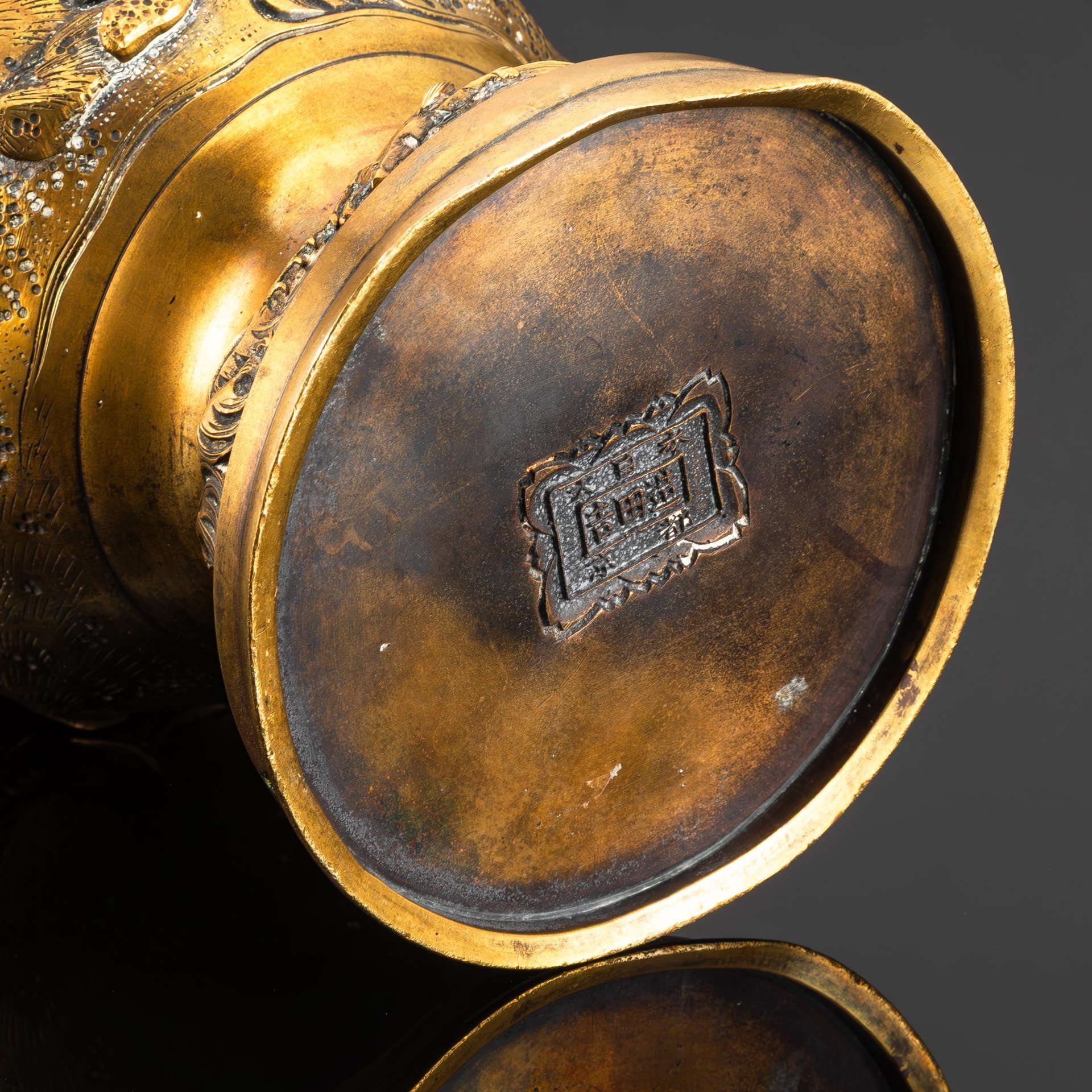 Ваза большая, украшенная растительным декором и фениксами в медальонах и на ручках, металл, эмали, техника клуазоне, Япония, 1920-1950 гг.