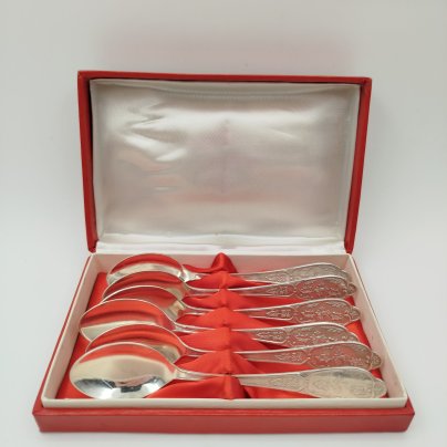 Набор чайных ложек на 6 персон с растительным декором, в подарочной коробке, мНЦ (медь-никель-цинк), картон, ткань, Завод «Мстерский ювелир», СССР, 1977 г.