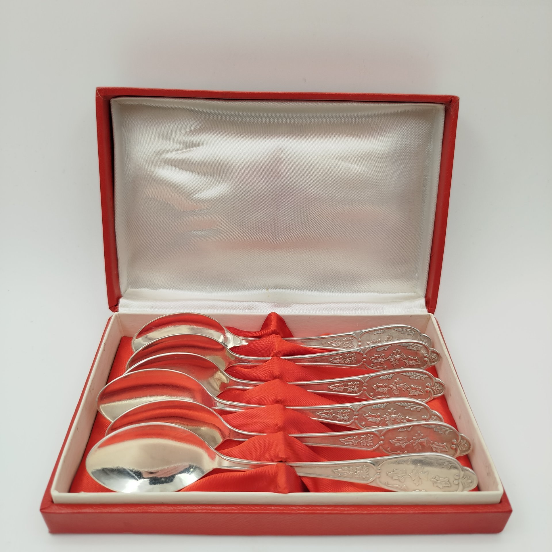 Набор чайных ложек на 6 персон с растительным декором, в подарочной коробке, мНЦ (медь-никель-цинк), картон, ткань, Завод «Мстерский ювелир», СССР, 1977 г.